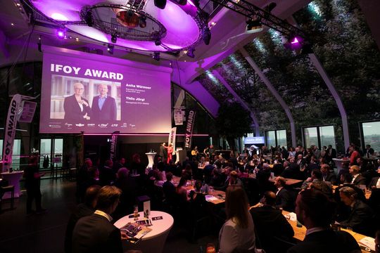 Impression von der Ifoy Award Night in Dortmund: Aus 25 Produkten und Lösungen von 23 Unternehmen haben sich dieses Jahr sieben preiswürdige Produkte und Verfahren herausgeschält – ein Unternehmen konnte sogar doppelt abräumen.(Bild:  Ifoy)