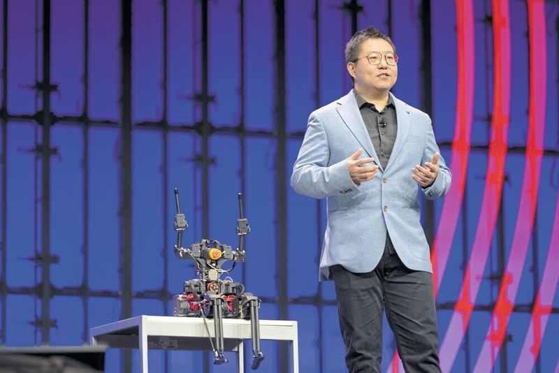 Dr Xiaoguang Zhang, fondateur et CEO de Westwood Robotics, sur la scène du 3DEXPERIENCE WORLD à Houston en février 2026. (Source : Dassault Systèmes)