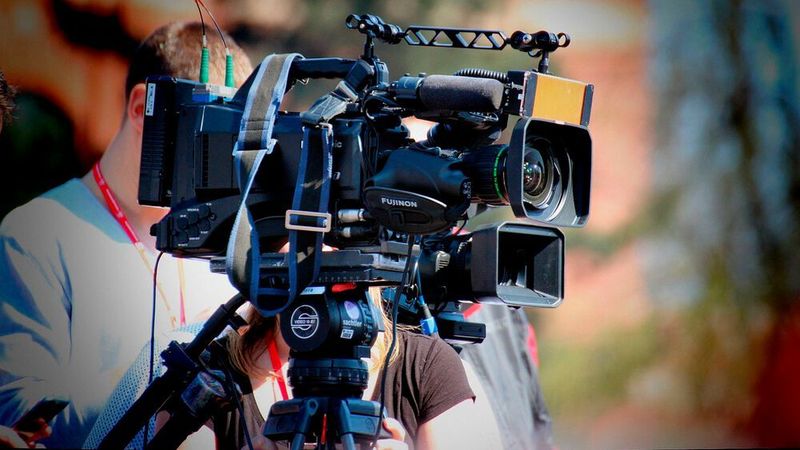 03. Medien: 
„Irgendwas mit Medien“: Diesen Satz hört man häufig auf dem Hochschul-Campus, wenn man Studierende fragt, was sie in Zukunft beruflich tun möchten. Falls Absolventen wirklich in dieser Branche ein Jobangebot annehmen, können Sie im Durchschnitt mit einem Einstiegsgehalt von 38.850 € im Jahr rechnen.  (gemeinfrei)