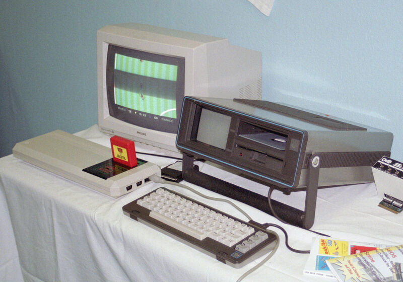 Mit dem SX-64 (rechts) existierte auch eine tragbare Variante des C64-Computers, der vor allem für Vertreter gedacht war. 1990 unternahm Commodore mit dem C64GS (links) den Versuch, auf dem Konsolenmarkt mitzumischen - dabei handelte es sich um einen gewöhnlichen C64, dessen Gehäuse über keine Tastatur und einen reinen Cartridge-Slot verfügte. Als das Gerät zum Flop geriet, wurden die Boards ausgeschlachtet und wieder in reguläre C64-Gehäuse gesteckt. (Wikimedia Commons / Olaf1541, CC-BY 2.5)