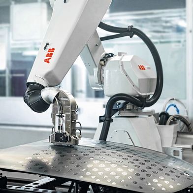 Mit der Pixelpaint-Technologie von ABB kann Mercedes-Benz exklusive Modelle personalisieren. Diese Technologie kommt für die Mercedes-Maybach SL 680 Monogram Series zum Einsatz. Die obsidianschwarze Haube des Modells ist auf Kundenwunsch mit einem filigranen Maybach-Muster erhältlich.  (Bild: ABB)