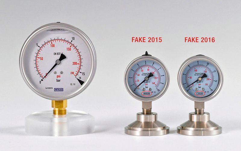 Plagiarius 2017: 3. Preis für ein Druckmessgerät
Links Original: WIKA Alexander Wiegand SE & Co. KG, Klingenberg, Deutschland
Rechts Fälschungen: Herstellung: Ma Anshan Exact Instrument Co., Ltd., VR China
Vertrieb: Buu Ky, Ho Chi Minh City, Vietnam
2015 wurden bei Buu Ky im Rahmen einer Razzia durch die Economic Police „WIKA”-Fälschungen beschlagnahmt; 2016 fand man in einer 2. Razzia die „VIKA“-Fälschungen, bei denen teils nur der vordere Teil des „W“ weggekratzt und teils das „W“ gegen ein „V“ getauscht wurde. (siehe Lücke beim VIKA-Logo). (Aktion Plagiarius e. V.)