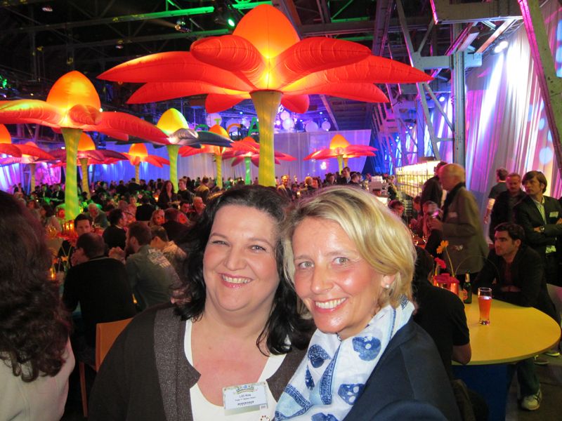 Lilli Kos (l.) und Stephanie Steen, IT-BUSINESS, chillten am Abend. (IT-BUSINESS)