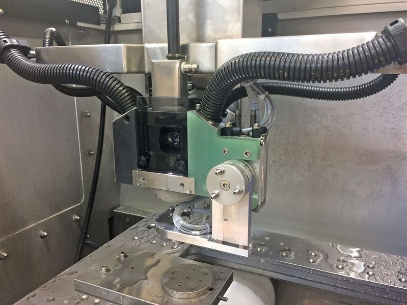 Der pneumatische Dreh­antrieb von SMC bringt das Automatic Slug Management System in Posi­tion für die berührungslose Entnahme der Ausfall­stücke. (SMC)