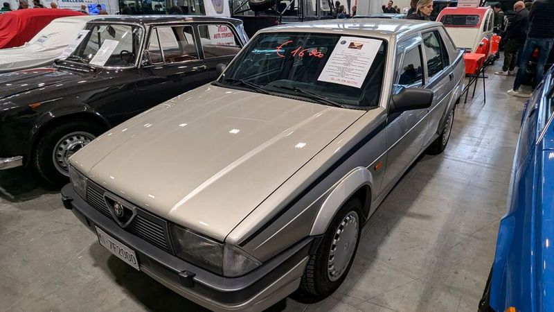 Der Nachfolger war der Alfa 75. Dieses 2.0-Liter-Modell sollte knapp 17.000 Euro kosten. (Bild: Dominsky – VCG)
