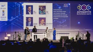 Auf den Automotive Business Days diskutierte Moderator Jan Rosenow (»kfz-betrieb«) mit Heiko Hoffmann (BOB Automotive), Ralf Schütte (Trast Digital), Alexander Michalsky (Autohaus Gotthard König) und Anna Nagel (Auto Nagel) (von links nach rechts). (Stefan Bausewein)