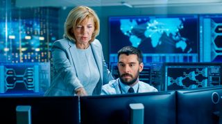 Während die Führungsebene zufrieden auf grüne Dashboards blickt, kennt der Sicherheitsanalyst im SOC oft die tatsächlichen Lücken. Genau diese Wahrnehmungslücke deckt die Horizon3.ai-Studie auf. (Bild: © Gorodenkoff - stock.adobe.com)