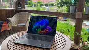 Das Acer Swift Go 16 AI mit AMD-Prozessor im Hands-on-Test: Das 16:10-OLED-Display stellt 2.048 x 1.280 Pixel dar. Die hohe Helligkeit kompensiert im Freien die spiegelnde Oberfläche. Das Notebook ist mit 1,5 kg Gewicht auch gut transportabel. (Bild: Vogel IT-Medien)