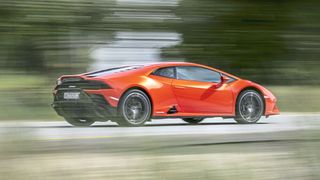 So wurde das Allrad-Auto mit einer Hinterachslenkung, einem Torque-Vectoring-System und einer zentralen Steuereinheit ausgestattet. (Bild: Lamborghini )