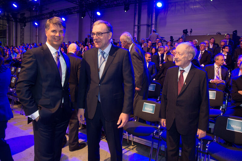 v.l.n.r: BMW-Vorstandschef Harald Krüger (links) mit Vorgänger und heutigem Aufsichtsratsvorsitzender Dr. Norbert Reithofer (Mitte) und Eberhard von Kuenheim, von 1970 bis 1993 Vorstandsvorsitzender der BMW AG. (BMW)