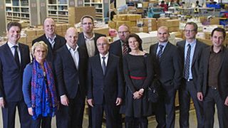 Arvato-E-Commerce-CEO Friedhelm Schmitter (3.v.l.) und Jan-Dieter Schaap, Director-E-Business von Douglas (7.v.l.) bei der Eröffnung des Douglas-Logistikzentrums. (Bild: Arvato E-Commerce)