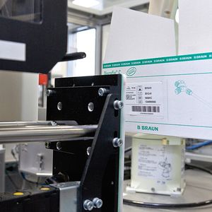 Berührungslos: Das Etikett wird im sogenannten Tamp-blow-Verfahren per Luftstoß auf die Kartonoberfläche aufgeschossen.