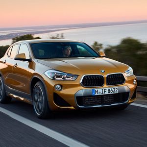 Obwohl der X2 nicht so viel Platz wie der technisch eng verwandte X1 bietet ist er trotzdem deutlich teurer. Das Einstiegsmodell mit Frontantrieb und Benziner (141 kW/192 PS) kostet bereits knapp 40.000 Euro.