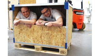 Business Development Manager Tobias Schrade (l.) und Timo Bisinger in der Box. (Box)