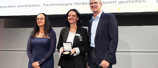 Ein Highlight der 30. Fakuma in Friedrichshafen war die erstmalige Verleihung der Paul-Eberhard-Schall-Medaille. Völlig verdient, durfte die allererste Medaille die Arburg-Geschäftsführerin Juliane Hehl entgegennehmen (Mitte). Das Unternehmen begleitete und unterstützte die Messe nämlich von Anfang an. Links daneben steht Bettina Schall, die Geschäftsführerin von P. E. Schall, und rechts Prof. Dr. Martin Bastian, Vorstandsvorsitzender des „SKZ – Das Kunststoffzentrum“ in Würzburg.(Bild:  Schall)