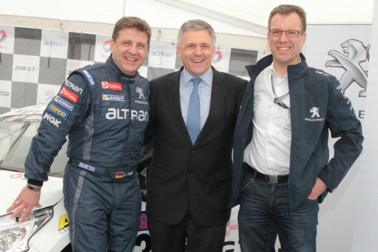 Verbindet Motorsport und Peugeot-Vertrieb (v.li.): Jürgen Nett (Autohaus Nett), Marcel de Rycker (Peugeot) und Achim Nett (Autohaus Nett). (Foto: Peugeot)