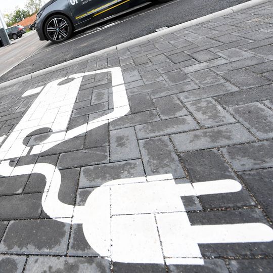 Die Nachfrage an Elektrofahrzeugen steigt europaweit. An Neuzulassungen habe der Raum bereits China eingeholt. Insbesondere Fahrzeugmodelle deutscher Hersteller seien dabei sehr begehrt, freut sich der VDA.(Bild:  Arne Dedert/dpa)