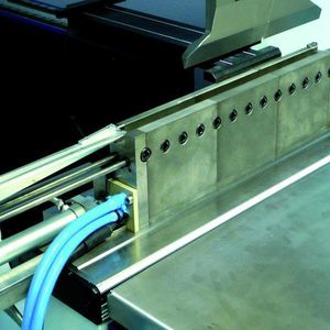 Tru-Bend 7018 mit dem System zum laserunterstützten Gesenkbiegen (LUGB); der Laser erwärmt dabei vom Gesenk aus das Werkstück.