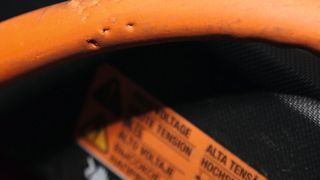 Völlig neue Schadendimensionen bringt ein herzhafter Marderbiss in Hochvoltkabel von Hybridfahrzeugen. (Foto: ADAC)