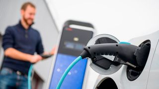Das Ladenetz wird engmaschiger, die Modellauswahl wächst und begleitende Anwendungen werden besser – die E-Mobilität kommt weltweit immer mehr in Schwung. Nur in Deutschland nicht. (Bild: Bosch)
