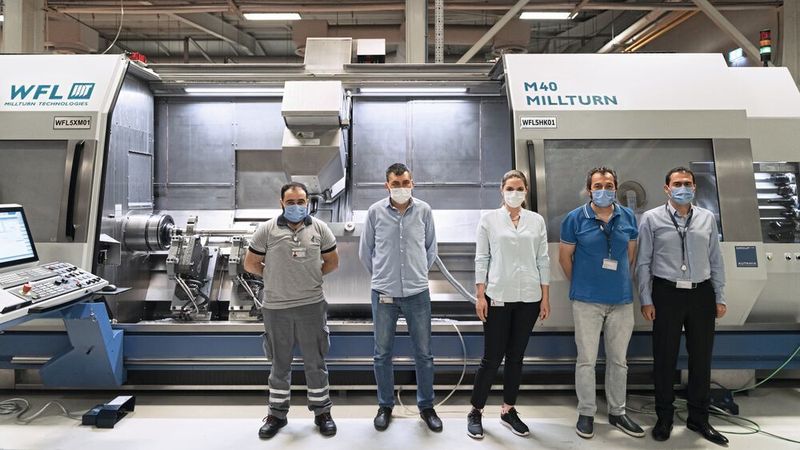 Serkan Erten (rechts), Business Unit Director der Engine Unit von Alp Aviation vor der neuen Komplettbearbeitungsmaschine M40 Millturn, zusammen mit seinem Ingenieurteam. (WFL)