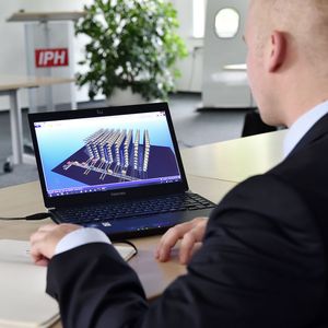 Die Schulungsteilnehmer erfahren unter anderem, wie sich Fabriken am Computer simulieren lassen.