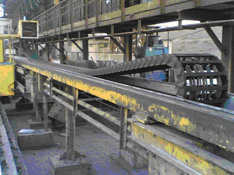 Weil die zuvor eingesetzte schwere Stahlkette im Stahlwerk in Isfahan (Iran) nicht funktionierte, wurde sie jetzt ausgetauscht gegen eine schlankere und schmierfreie Kunststoff-Energiekette von Igus. Bild: Igus (Archiv: Vogel Business Media)