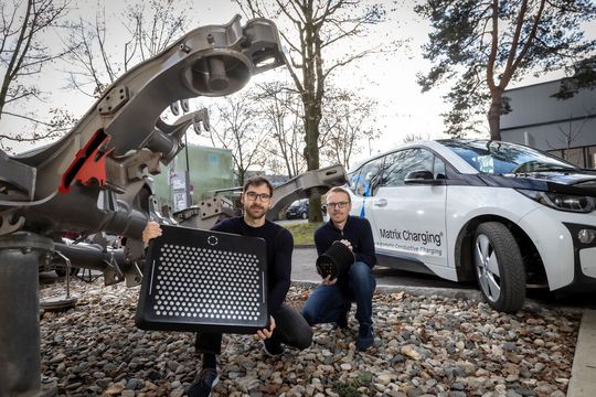 V.l.: Armin Buchroithner vom Institut für Elektrische Messtechnik und Sensorik der TU Graz und Peter Brunnhofer vom Institut für Betriebsfestigkeit und Schienenfahrzeugtechnik der TU Graz zeigen das System Matrix Charging des Unternehmens easelink mit Ladeplattform und Laderüssel. V.l.: Armin Buchroithner vom Institut für Elektrische Messtechnik und Sensorik der TU Graz und Peter Brunnhofer vom Institut für Betriebsfestigkeit und Schienenfahrzeugtechnik der TU Graz zeigen das System Matrix Charging des Unternehmens easelink mit Ladeplattform und Laderüssel.