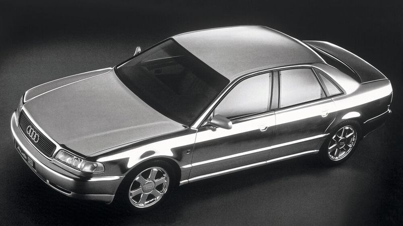 Der von Mitte 1994 bis Mitte 2002 gebaute Audi A8 löste als zweite Generation der D-Plattform den V8 von 1988 ab. Er besteht nahezu komplett aus Aluminium, die selbsttragende Aluminiumkarosserie trägt den Namen Audi Space Frame. Als Basismotorisierung diente ein 2,8-Liter-V6-Ottomotor, größter Motor war der Zwölfzylinder-W-Motor (W12). Es gab auch einen Achtzylinder-Ottomotor in V-Bauart mit 4,2 Litern Hubraum, von dem auch der sportlicher aussehende Ableger S8 stammte. Der erste A8 mit Dieselmotor (2.5 TDI) hatte anfangs eine maximale Leistung von 110 kW (150 PS) und wurde ab dem Modelljahr 2000 durch eine Version mit einer maximalen Leistung von 132 kW (180 PS) ersetzt. Im selben Jahr erfolgte die Vorstellung des ersten Achtzylinder-Dieselmotors (3.3 TDI).  (Bild: Hersteller)