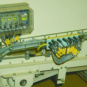 Bild 3: Die Bündelung der Sensorsignale funktioniert über die Sivacon-Kompaktmodule K45 und K60, die ihre Signale als Slaves über das AS-Interface Daten an die Steuerung oder den AS-i-Master senden.