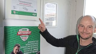 Marco Müller aus Mühlhausen-Ehingen wurde im vergangenen Jahr zum „Werkstatt-Helden“ von Castrol gekürt. In den Augen seiner Kunden bekam er den „Orden“ für besondere Verdienste im Service vollkommen zu Recht. (Bild: Dominsky/»kfz-betrieb« )