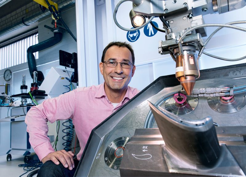 Mit einem neuen Verfahren des Laserschweißens hat Dr. Michael Ott aus Mülheim an der Ruhr eine Methode entwickelt, die zur Reparatur von Gasturbinenschaufeln dient. Jede der mehreren Hundert Schaufeln hat etwa den Wert eines Kleinwagens, weswegen die Aufarbeitung und Wiederverwendung wirtschaftlich sehr sinnvoll ist. (Siemens AG)
