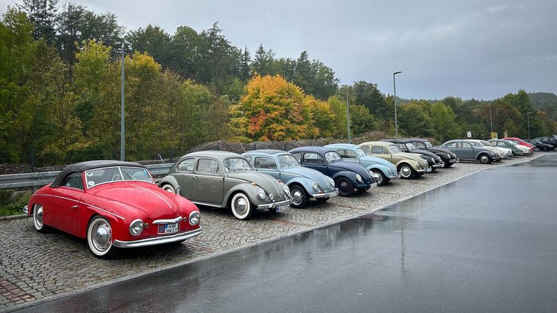 Käfer und Sonderkarosserien (Rometsch und Karmann) auf dem Parkplatz vor dem Bahnhof Scharfenstein. (Bild: Peter Diehl)