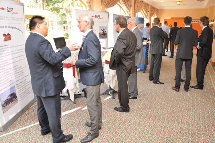 In den Kaffeepausen und in der Mittagspause bestand Gelegenheit zum Besuch der begleitenden Ausstellung. (Foto: Wehner)