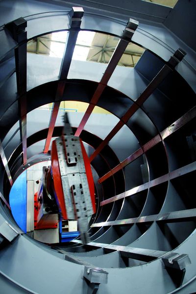 Bild 2: Ausspindeln des Generatorgehäuse-Innendurchmessers mit einem Ausbohrkopf auf einem Ansatzstück. Bild: Skoda Machine Tools (Archiv: Vogel Business Media)