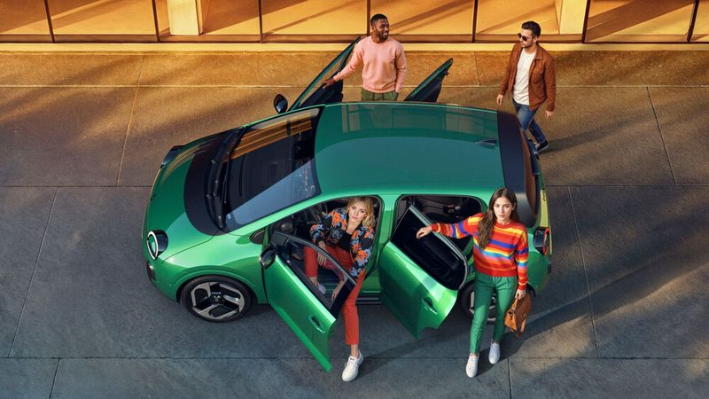 Anders als der Ur-Twingo bietet die Neuauflage praktischer Weise vier Einstiegstüren. (Bild: Renault)