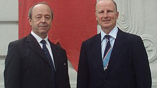 Reis-Robotics-Geschäftsführer Dr. Michael Wenzel und Dr. Manfred Emonts, General Manager Far East, setzen auf den Robotermarkt in Singapur. Bild: Reis Robotics (Archiv: Vogel Business Media)