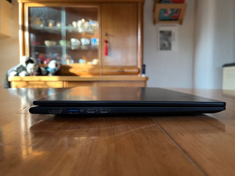Die anderen Schnittstellen, darunter zwei Thunderbolt-4-Ports im USB-C-Format und ein HDMI-Ausgang, sind auf der linken Seite des flachen Notebooks versammelt. (Bild: Vogel IT-Medien)