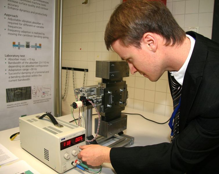 Auf der Versuchsfeldpräsentation war auch der adaptive Tilger ausgestellt. Mithilfe des adaptiven Tilgers können sowohl Biege- als auch Torsionsschwingungen gemindert werden. Bild: Fraunhofer IWU (Archiv: Vogel Business Media)