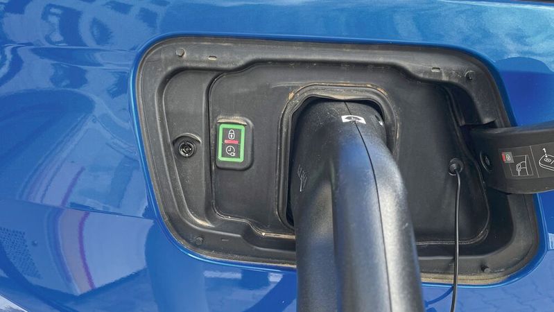 Per Stecker laden oder teuren Sprit tanken? Derzeit interessieren sich viele Online-Suchende für ein Elektroauto.(Bild:  Grimm – VCG)