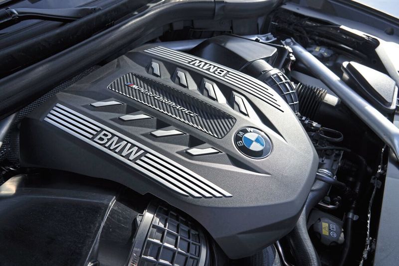 Der Vierliter-V8 M50i leistet 390 kW/530 PS. (BMW)