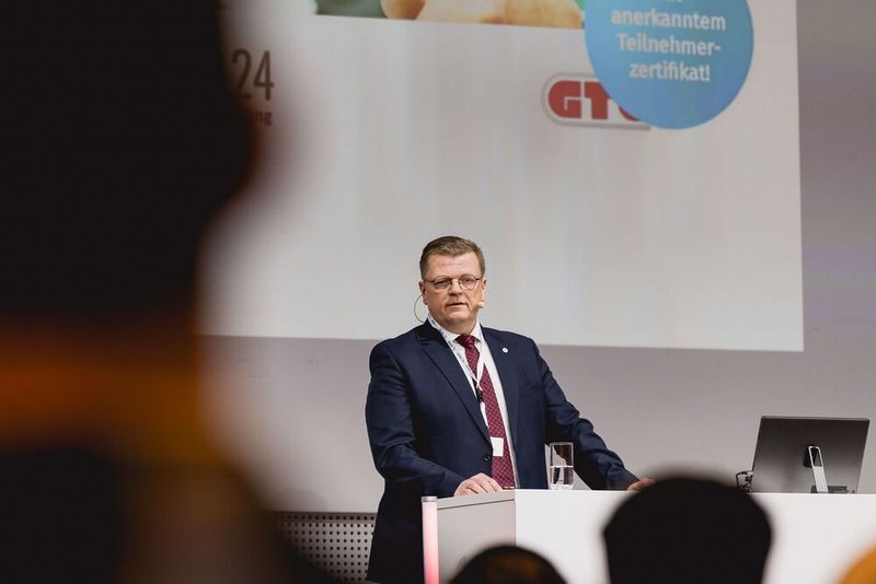 Einen wichtigen Impuls in den Tag gab Michael Wessels als BVSK-Präsident. Er thematisierte die aktuellen Entwicklungen um die Richtlinie VDI-MT 5900, die derzeit ihre Wirkung entfalte. Wer also nicht ausreichend qualifiziert ist, muss nachsitzen und hat dafür noch bis 31.01.2027 Zeit, beispielsweise über Zertifizierungen.  (Bild: Stefan Bausewein)