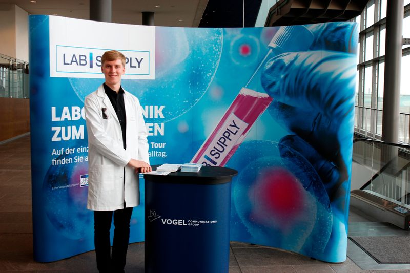 Stilecht mit Laborkittel: Alexander Kohlmann vom Hostess-Team ist starklar.   Mehr Infos zu den kommenden LAB-SUPPLY-Messen finden Sie auf www.lab-supply.info.  (LABORPRAXIS, C. Lüttmann)