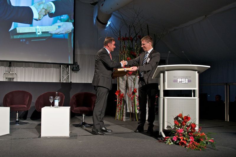 PSI-Direktor Joël Mesot begrüsst die Gäste und bedankt sich bei André Zoppi, Gemeindeammann von Würenlingen, für die Unterstützung. (Paul Scherrer Institut)