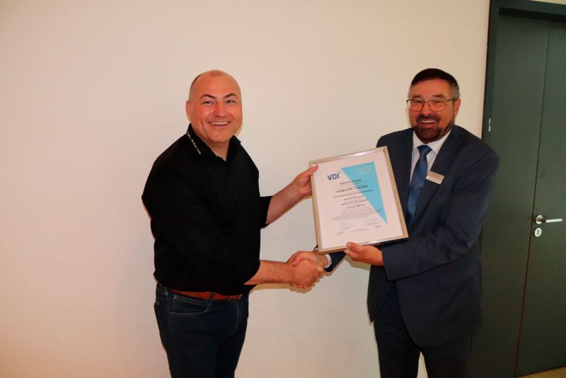 Michael Gruber konnte auf der Schraubtec sein VQWS-Zertifikat von Hans-Martin Hanke entgegennehmen. (Bild: Alexander Stark)