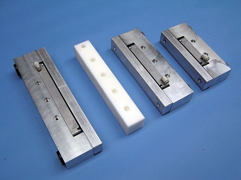 Bild 1: Die Universalflachspanner gibt es in drei Ausführungen. Der Spannhub beträgt jeweils etwa 5 mm.  (Bild: Knickmeier)