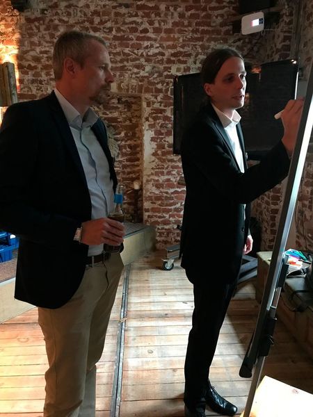 Alexander Kreutz von A10 nutzt die Pause um Themen mit Matthias Stuhlmacher von Nuvias zu vertiefen. (A10 Networks)