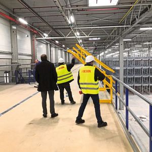 Alle Geländerhöhen und Trittstufen der Dexion-Lagerbühnen sind natürlich normenkonform. Die Wahl der Beläge ist auch eine Kostenfrage.(Bild:  Dexion)