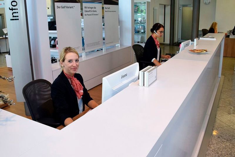 Den Kunden erwartet ein freundlicher Empfang an der Infotheke. (Rosenow / »kfz-betrieb«)