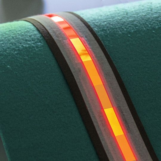 Flexible Lichtbänder: Bei einer OLED sind keine Übergänge zu erkennen und sie bieten ein homogenes, flächiges Licht. Flexible Lichtbänder: Bei einer OLED sind keine Übergänge zu erkennen und sie bieten ein homogenes, flächiges Licht.